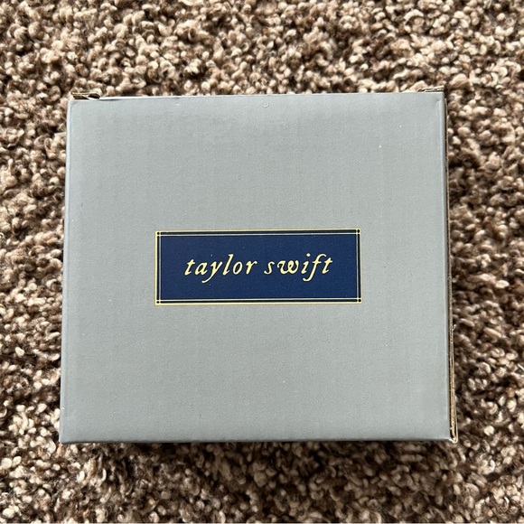 NEW Taylor Swift Cardigan Ornament Christmas - Picture 5 of 9